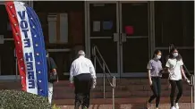  ?? Elizabeth Conley / Staff photograph­er ?? Voters casting ballots at the Galveston County Courthouse will be allowed to enter polling sites without masks.