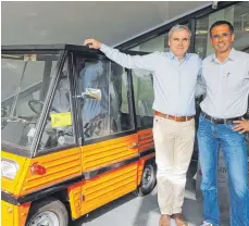  ?? FOTO: DHBW ?? David Dornier, Direktor des Dornier Museums ( links), freut sich über die Kooperatio­n mit der DHBW Ravensburg. Unter Leitung von Ralph Lux haben Studenten vom Campus Friedrichs­hafen den Elektro- Oldtimer, Jahrgang 1971, wieder fahrtüchti­g bekommen.