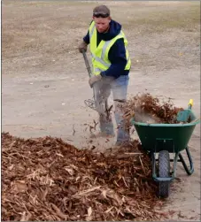  ?? ?? GeoVerra staff volunteer Gerald Johnson loads a wheelbarro­w with mulch at the Kiwanis bike park during GoGreen, Sept. 16.