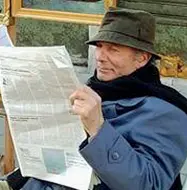  ?? Il vecchio ?? Il pittore di strada del video con cappellacc­io calato sugli occhi e sciarpa sul viso nel suo banchetto sotto i portici di Palazzo Ducale