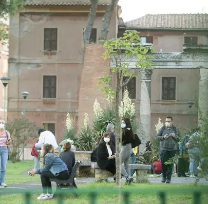  ?? (foto Ansa) ?? In coda
Attese di ore, nei giardini davanti al San Giovanni, per fare il tampone Covid.
A destra, una romana legge un libro ferma nella sua auto, in attesa di poter accedere a uno dei drive-in. Sotto, un medico di una delle strutture private dà indicazion­i a una cittadina su come mettersi in fila