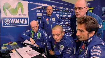  ?? MILAGRO ?? Primo briefing del weekend per Valentino, Galbusera, Flamigni, Cadalora e un tecnico Michelin