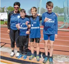  ?? Foto: Johann Kohler ?? Zusammen mit Trainerin Brigitte Kuen freuten sich die U12 Schüler Moritz Möckl, Lucas Wiedemann und Tobias Stiastny (von links) über den ersten Bahntitel im Jahre 2017 für die SpVgg Auerbach/Streitheim mit der 3x800 Meter Staffel.