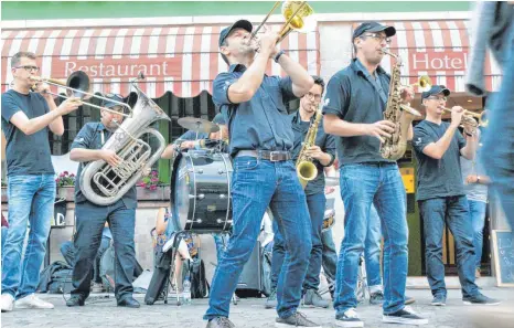  ?? FOTOS: BARBARA SOHLER ?? Beste Stimmung auf der Straße, hier mit „Ed Elastic“, einer Schweizer Band, die mit New Orleans Sound und Street Funk den südlichen Marienplat­z bespielte.