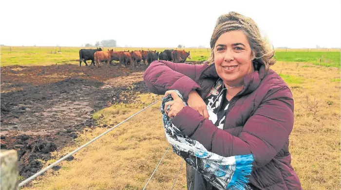  ??  ?? Orgullo. Deni junto con uno de sus rodeos que se termina encerrado. La productora integró, con eficiencia, la agricultur­a con la producción de carne y formó un negocio de largo plazo.