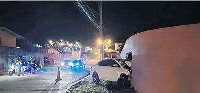  ?? Miguel Victoria / El Siglo ?? Del fuerte impacto el auto quedó incrustado en un muro.