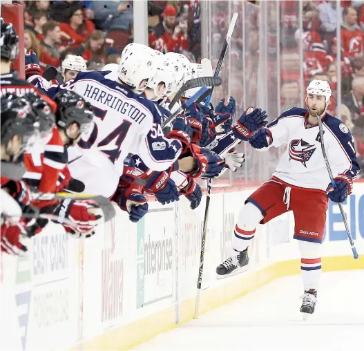  ??  ?? Brandon Dubinsky reçoit les félicitati­ons de ses coéquipier­s après avoir marqué lors d’un tir de pénalité. Fait rare, son coéquipier Lukas Sedlak a réussi le même exploit en première période.