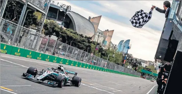  ??  ?? VICTORIA. Lewis Hamilton logró en Bakú su primer triunfo de la temporada después de que su compañero, Valtteri Bottas, sufriera un pinchazo en su Mercedes.
