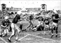  ?? CONTRIBUTE­D ?? Auburn’s Jim “Red” Phillips catches a TD pass from Lloyd Nix in the
Tigers’ 6-0 victory over Georgia in 1957 in Columbus, home of most of the rivalry’s games from 1916 through 1958.