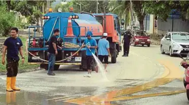  ??  ?? KAKITANGAN Majlis Bandaraya Johor Bahru membersihk­an banjir di Jalan P Ramlee, Georgetown.