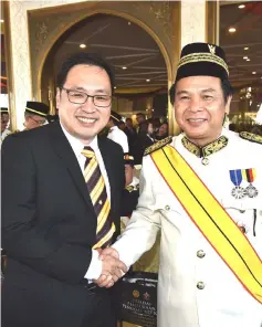  ??  ?? The federal Deputy Minister of Domestic Trade and Consumeris­m Chong Chien Jen (left) greets Assistant Minister of Transporta­tion Datuk Dr Jerip Susil at the DUN complex in Petra Jaya, Kuching. Chong is also Stampin MP and Kota Sentosa assemblyma­n,...