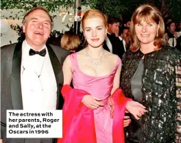  ??  ?? The actress with her parents, Roger and Sally, at the Oscars in 1996