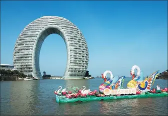  ?? GAO ERQIANG / CHINA DAILY ?? The Huzhou Sheraton Hotel, also known as the Moon Hotel, stands in the middle of Moon Bay on the south bank of
Lake Taihu.