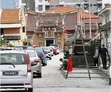  ?? — CHAN BOON KAI/ The Star ?? Low-key celebratio­n: Workers setting up tents for the food stalls at Madras Lane for the Nine Emperor Gods Festival.