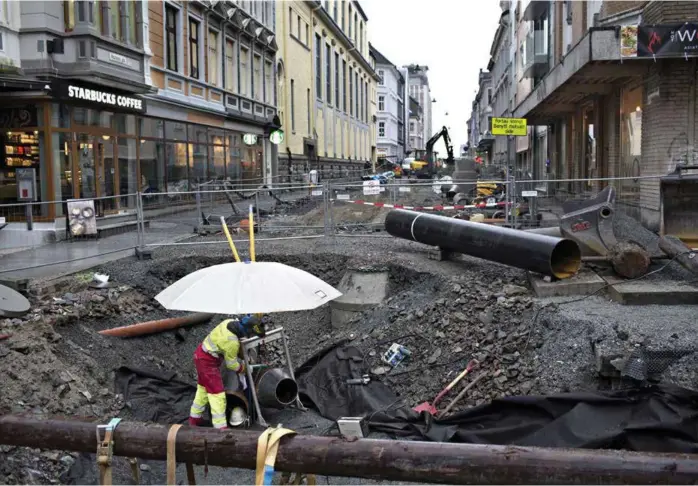  ?? ARKIVFOTO: ODD E. NERBØ ?? BOSSUGET: Hele Bergen skal knyttes til bossuget. Her fra den gang man gravde opp Neumanns gate for å legge på plass rørene.