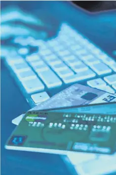  ?? FOTO: ULI DECK/DPA ?? Computerbe­trug mit geklauten Kreditkart­en hat im vergangene­n Jahr laut Polizeilic­her Kriminalst­atistik um 18,5 Prozent zugenommen.