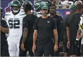  ?? SUE OGROCKI — THE ASSOCIATED PRESS ?? New York Jets quarterbac­k Aaron Rodgers, center, stands on the sideline during the first half of the team's Hall of Fame NFL football preseason game against the Cleveland Browns on Thursday in Canton, Ohio.