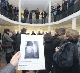  ?? (Photos Luc Boutria) ?? La Maison de la photograph­ie a accueilli, vendredi soir, lors du vernissage de l’exposition, un large public séduit par ce « grand photograph­e polymorphe ».