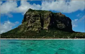  ??  ?? Une eau turquoise, un paysage à couper le souffle, la plage du Morne.