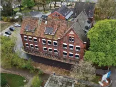  ??  ?? Die ehemalige Ceciliensc­hule in Scherpenbe­rg wird umfassend umgebaut. Wo einst Schüler lernten, leben ab 2018 Menschen in ihren Wohnungen.