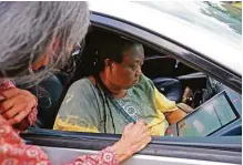  ?? Houston Chronicle file ?? Election clerk Sylvia Luna, left, helps Wessie Scyrus vote in the November 2014 election by bringing the E-Slate mobile device to her car near Jefferson Davis Senior High School.