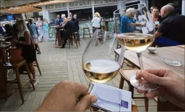  ?? (Photo illustrati­on Frank Muller) ?? Rendez-vous est donné à partir de  heures dans les restaurant­s et bars de l’Ouest-Var pour la première édition de la Fête des terrasses organisée par la Région.