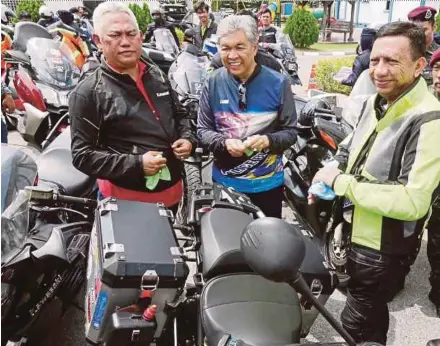  ?? PIC BY MUHAIZAN YAHYA ?? Deputy Prime Minister Datuk Seri Dr Ahmad Zahid Hamidi with Urban Wellbeing, Housing and Local Government Minister Tan Sri Noh Omar (left) and federal police Internal Security and Public Order Department director Datuk Seri Zulkifli Abdullah (right) in...