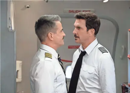  ?? RAY MICKSHAW/FOX ?? Capt. Steve (Dermot Mulroney, left), and Capt. Dave (Dylan McDermott) face off in “LA to Vegas.”