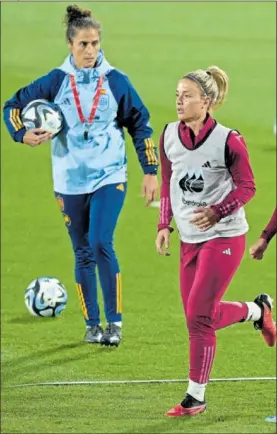  ?? ?? Alexia Putellas y Montse Tomé, en un entrenamie­nto de España.