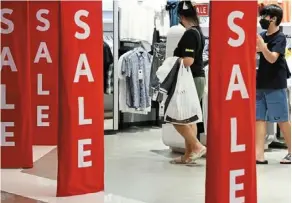  ?? — azman Ghani/the Star ?? It’s time of year: Shoppers shopping during year-end sale at a mall in Kuala Lumpur.