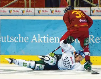  ?? Foto: Horst Müller ?? Ausgerutsc­ht: Im zweiten Spiel der Viertelfin­al-Serie gegen Düsseldorf kassierten die Augsburger Panther (unten Drew LeBlanc) die erste Niederlage. Schon am Sonntag steht das nächste Duell zwischen den beiden Teams an.