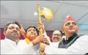  ?? HT PHOTO ?? Samajwadi Party president Akhilesh Yadav being feted during a press conference at Samajwadi party office in Lucknow