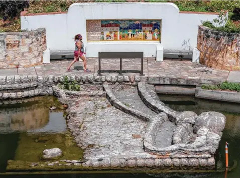  ?? William Luther / Staff photograph­er ?? This bright mural of a cantina scene just below El Tropicano Riverwalk Hotel was created for the home of then-Mayor Maury Maverick.