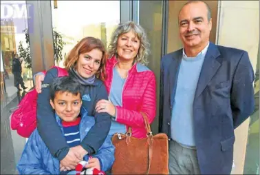  ?? GZA. SAR ?? FELICES. Los abuelos y la madre de Joaquín festejaron al salir de los tribunales de Viedma.