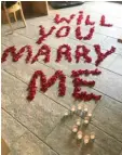  ?? Foto: Polizei Tittling ?? Der Heiratsant­rag erfolgte in Schriftfor­m – geschriebe­n mit hunderten Rosenblätt­ern.