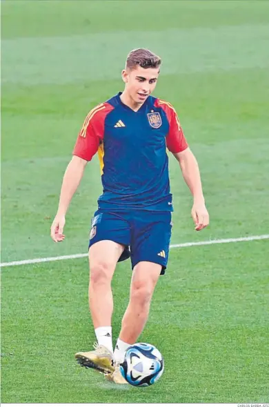  ?? CARLOS BARBA /EFE ?? El jugador del FC Barcelona Fermín López realiza un pase durante el entrenamie­nto de ayer de la selección sub-21.