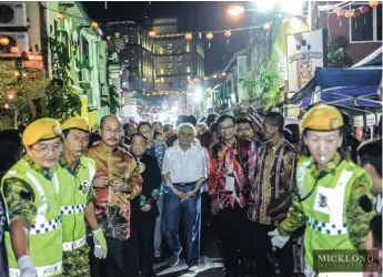  ?? ?? An old photo shared by Sim (third right) showing him with the late Taib (middle) during the Annual Intercultu­ral Mooncake Festival held at Carpenter Street.