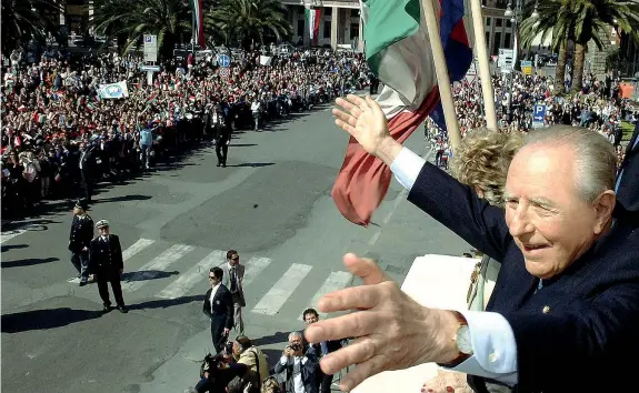  ??  ?? In visita Carlo Azeglio Ciampi a Livorno durante la visita da presidente della Repubblica, il 3 maggio 2006