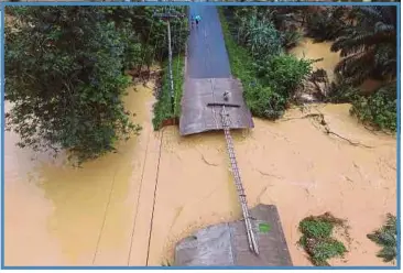  ??  ?? SEBUAH jambatan yang runtuh akibat banjir di daerah Chai Buri di wilayah Surat Thani di selatan Thailand. Reuters