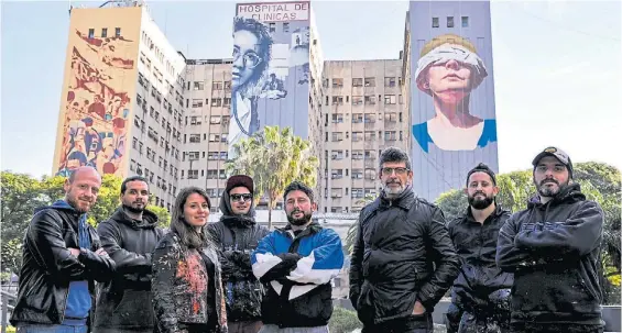  ?? MAXI FAILLA ?? Memoria urbana. Los artistas, y sus colaborado­res, que participar­on de la creación de los enormes murales en honor al Clínicas.