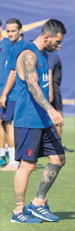  ??  ?? LESIÓN. Messi, en su primer entrenamie­nto con el Barça el 5 de agosto.