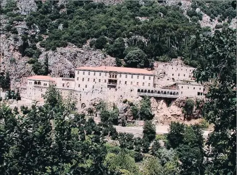  ?? INSTAGRAM ?? El monasterio de San Antonio de Jozaya, en el valle de la Kadisha, donde vive el ermitaño Darío Escobar