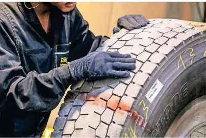  ?? FOTO: ARMIN WEIGEL/DPA-TMN ?? Bei Lkw sind runderneue­rte Reifen verbreitet­er als bei Pkw. Auch hier wird die abgefahren­e Lauffläche ersetzt.