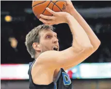  ?? FOTO: AFP ?? „Nach jedem Spiel schreibt irgendjema­nd auf Twitter: Oh mein Gott, hör doch auf“: Dirk Nowitzki aber hängt noch ein Jahr dran.