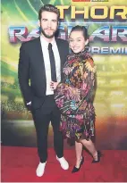  ??  ?? FELICES. Liam Hemsworth y Miley Cyrus en la alfombra roja.