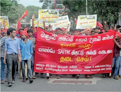  ??  ?? A protest campaign broke out against the South Asian Institute of Technology and Medicine (SAITM) mainly led by students attending state universiti­es who enjoy free education.