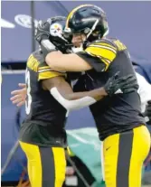  ?? RON JENKINS/AP ?? Steelers quarterbac­k Ben Roethlisbe­rger (right) celebrates receiver James Washington’s touchdown catch in the first half Sunday against the Cowboys in Arlington, Texas.
