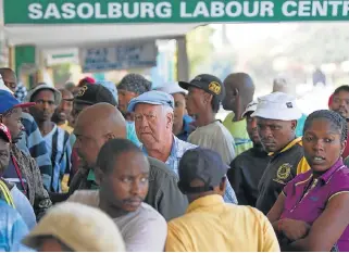  ?? /James Oatway/Sunday Times ?? Help for the jobless: Unemployed workers queue to register for benefits at the department of labour.