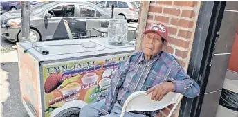  ?? CORTESÍA HILDA BURGOS ?? El paletero Ananías Ocampo, de 77 años, junto a su carrito en una esquina de Pilsen.