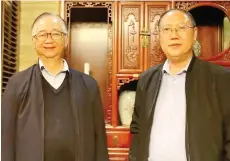  ?? ?? Yong (left) paid a courtesy call on Xu Yongming, vice chair of the Xichuan Provincial Returned Overseas Chinese Federation.